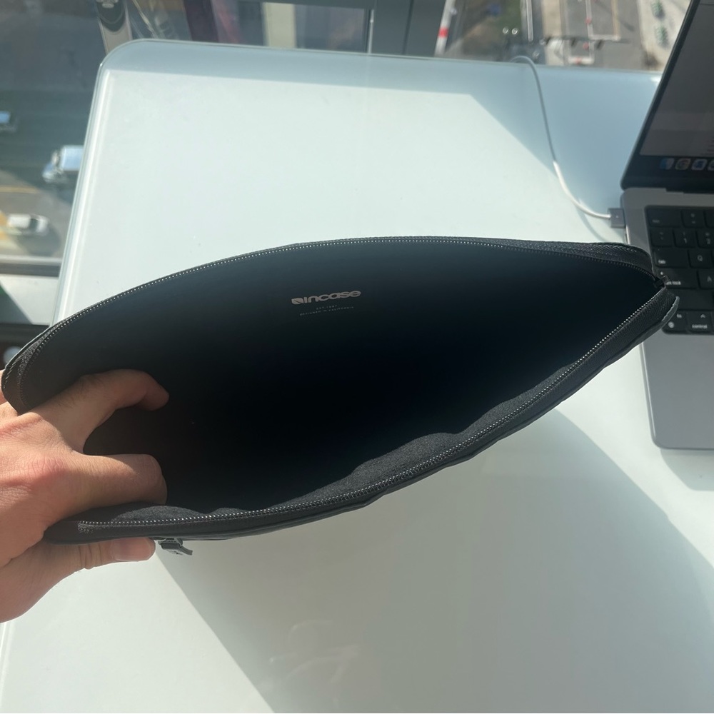 Incase Laptop Case - Picture 4 of 4